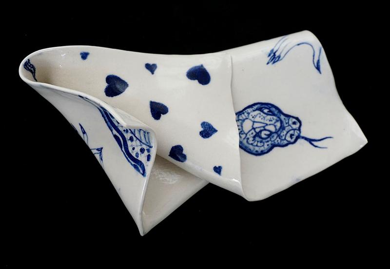 Paño
Porcelain
Porcelain with Cobalt Underglaze
2013
10 x 6 x 4 inches